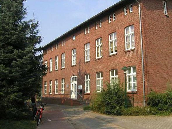 zeigt Außenansicht des Gebäudes Bahnhofstr. 4